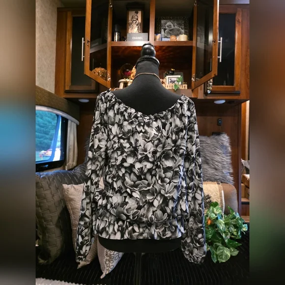 Michael Kors Floral Black and White Ruched Cold Shoulder Top - Picture 11 of 12